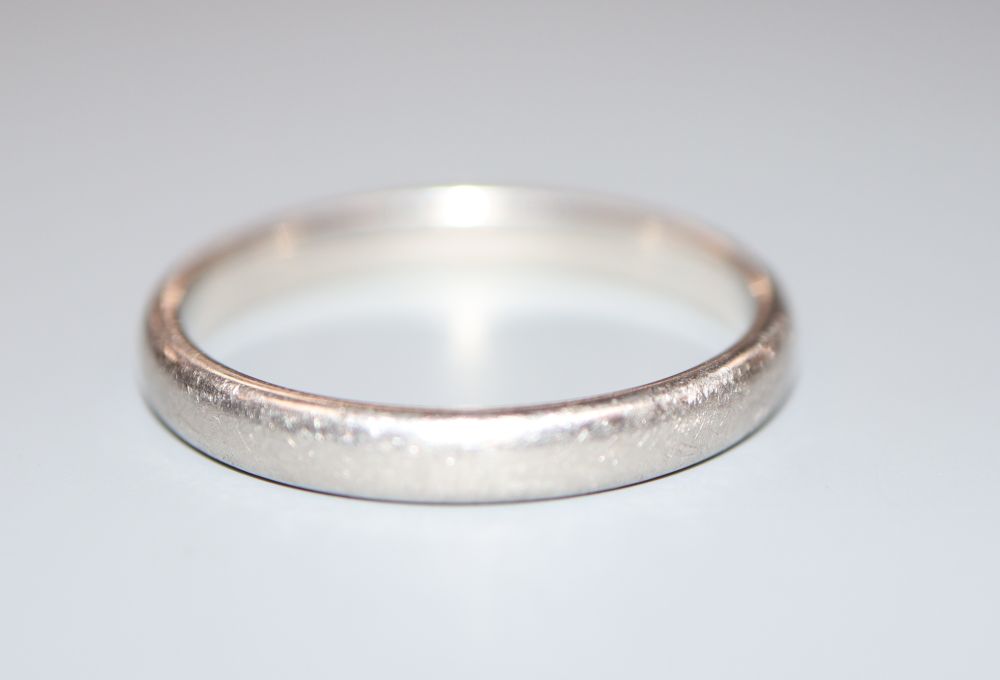 A Tiffany & Co platinum wedding band, size R/S, 5.8 grams.